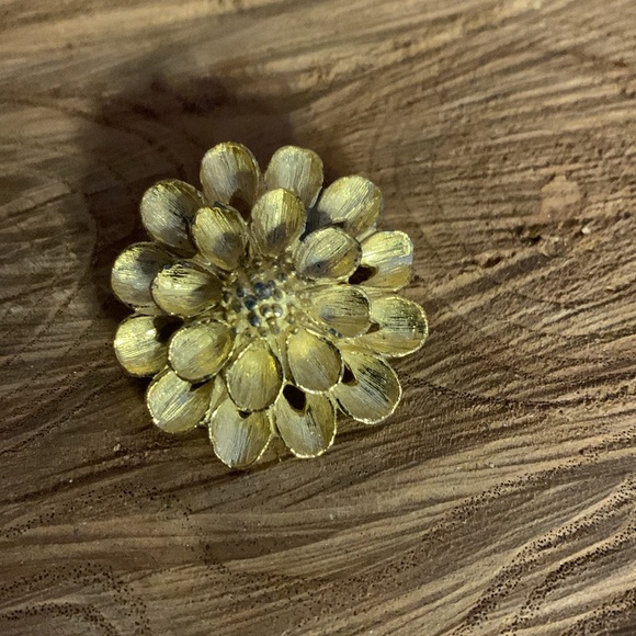 Vintage Dubarry  Scarf Clip Flower Gold Tone Metal  Stamped Dubarry FA - Picture 3 of 8